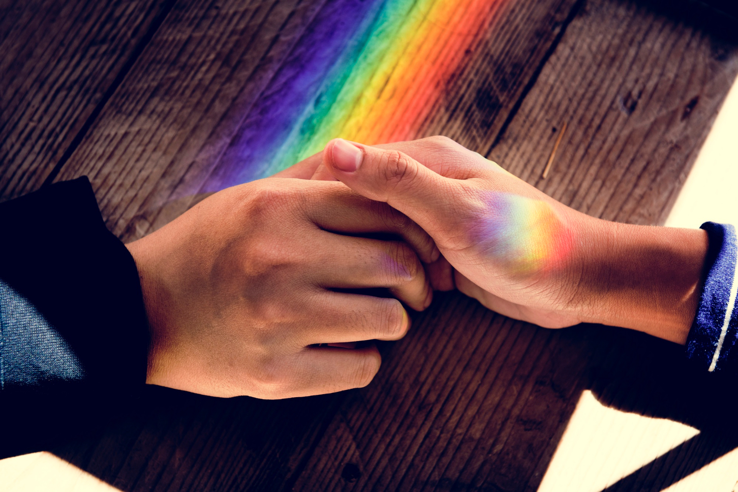 Mannen houden elkaars hand vast